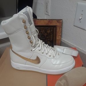 WMNS AIR FORCE 1 6IN (N2WNTR)